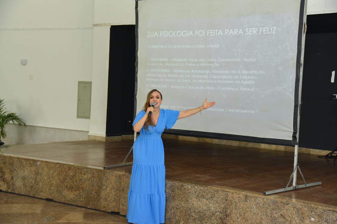 Palestrante do Instituto Vires apresentando conteúdo sobre fisiologia e bem-estar